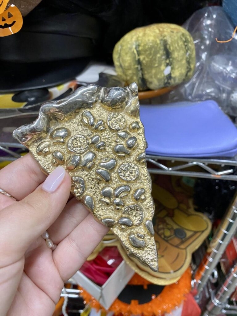 I was looking for copper, I found gold: 30 photos of ancient and very valuable items from flea markets