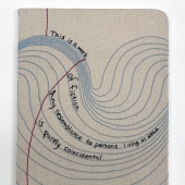 Impresionante tela bordada que imita libros y cuadernos, por Candace Hicks