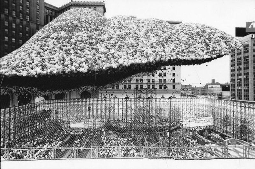 In 1986, Cleveland was attacked by ... balloons