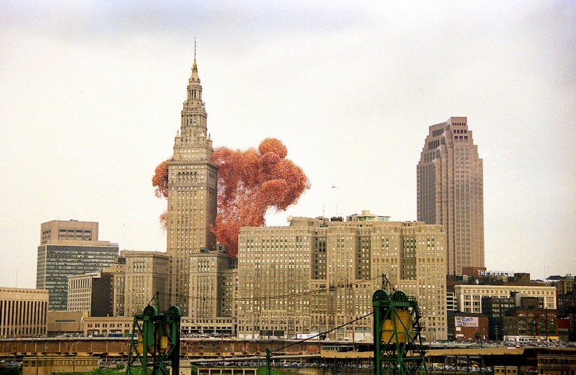 In 1986, Cleveland was attacked by ... balloons