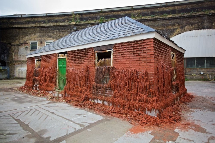 In the hands of this Briton, houses melt, fly and slide to the feet of passers-by