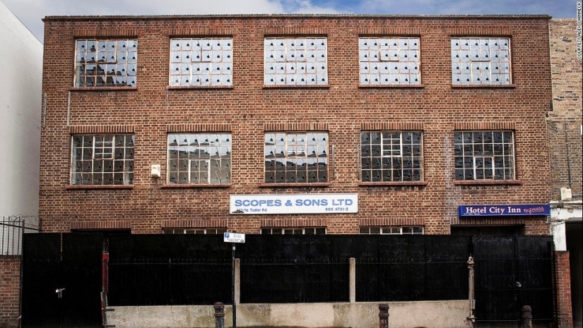 In the hands of this Briton, houses melt, fly and slide to the feet of passers-by