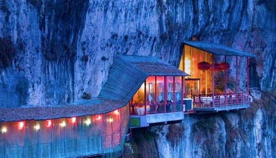Increíble restaurante colgante en China