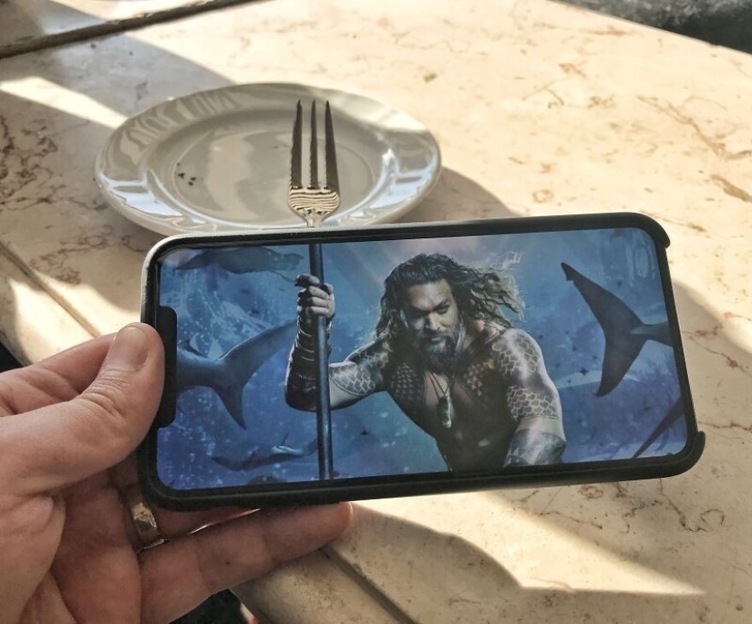 Inusual en lo ordinario: 30 collages de fotos divertidas hechas con un teléfono inteligente Inusual en lo ordinario: 30 collages de fotos divertidas hechas con un teléfono inteligente