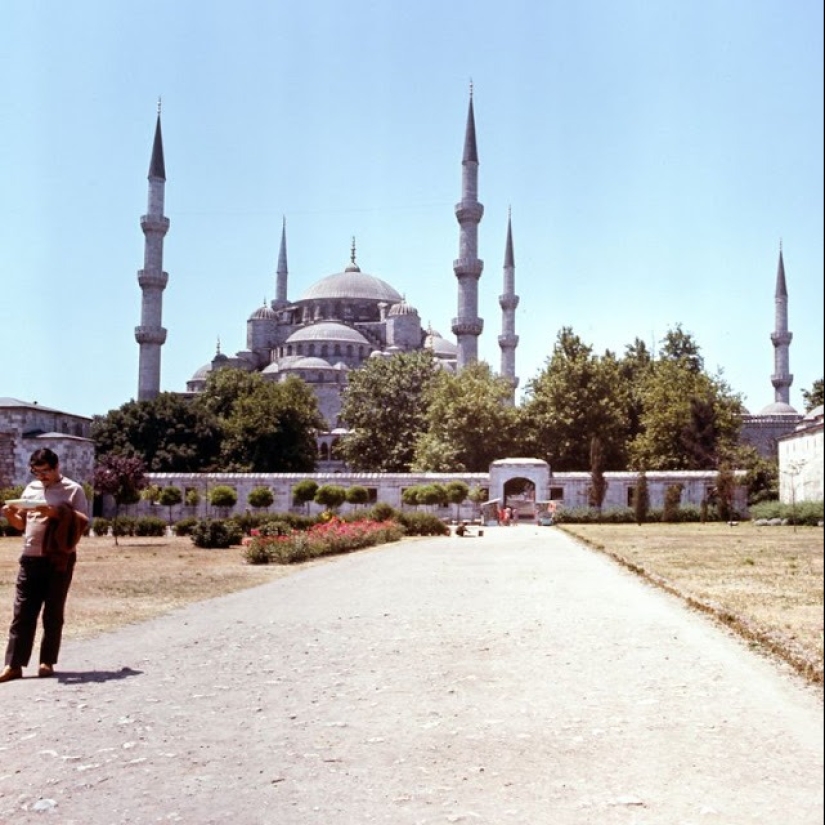 Istanbul-the City of Contrasts: 30 color images of street life in the 70s Istanbul-the City of Contrasts: 30 color images of street life in the 70s