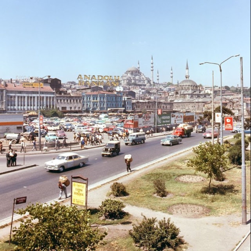 Istanbul-the City of Contrasts: 30 color images of street life in the 70s Istanbul-the City of Contrasts: 30 color images of street life in the 70s