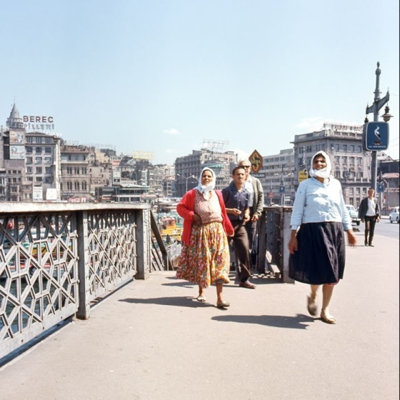 Istanbul-the City of Contrasts: 30 color images of street life in the 70s Istanbul-the City of Contrasts: 30 color images of street life in the 70s