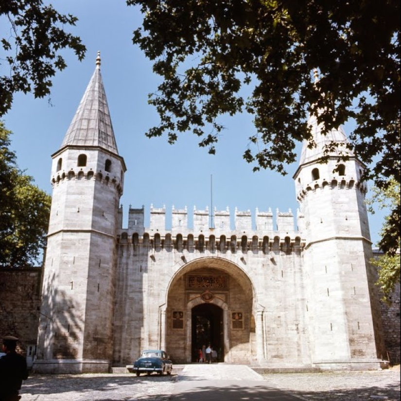 Istanbul-the City of Contrasts: 30 color images of street life in the 70s Istanbul-the City of Contrasts: 30 color images of street life in the 70s