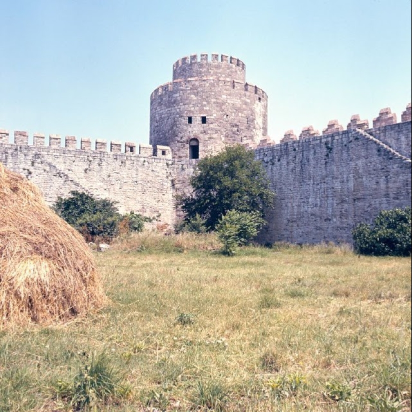 Istanbul-the City of Contrasts: 30 color images of street life in the 70s Istanbul-the City of Contrasts: 30 color images of street life in the 70s