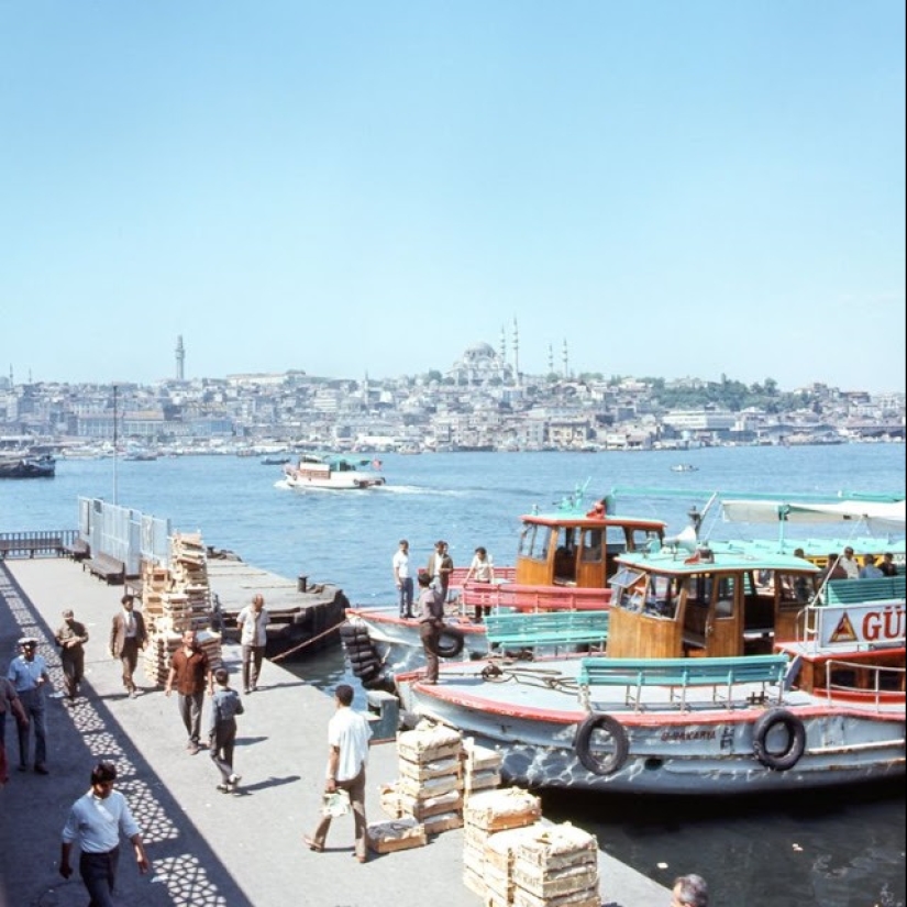 Istanbul-the City of Contrasts: 30 color images of street life in the 70s Istanbul-the City of Contrasts: 30 color images of street life in the 70s