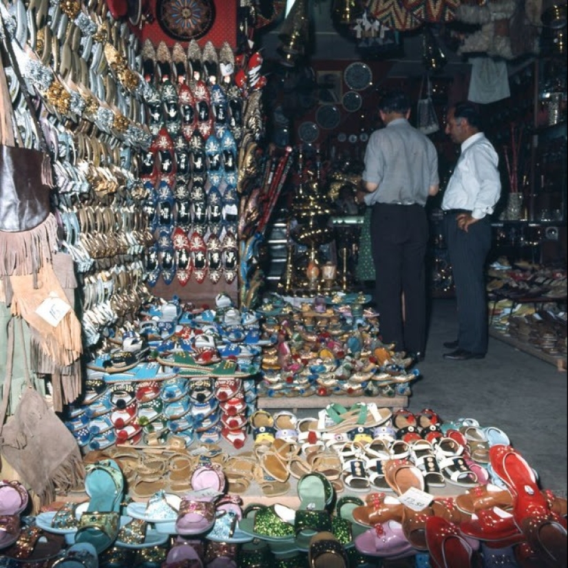 Istanbul-the City of Contrasts: 30 color images of street life in the 70s Istanbul-the City of Contrasts: 30 color images of street life in the 70s