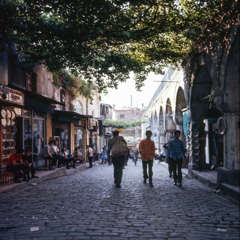 Istanbul-the City of Contrasts: 30 color images of street life in the 70s Istanbul-the City of Contrasts: 30 color images of street life in the 70s