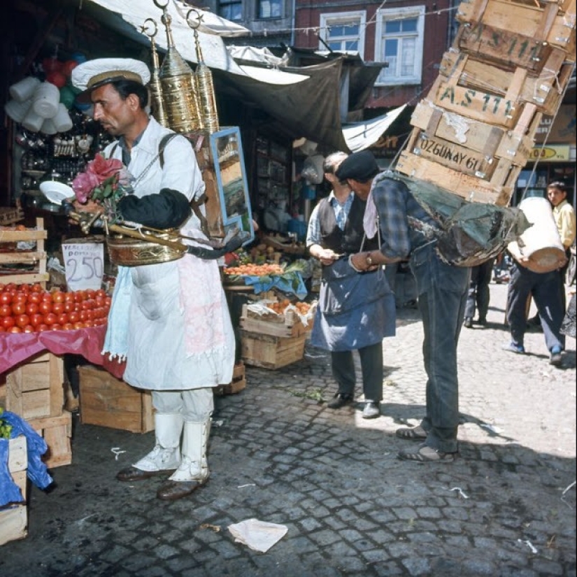Istanbul-the City of Contrasts: 30 color images of street life in the 70s Istanbul-the City of Contrasts: 30 color images of street life in the 70s