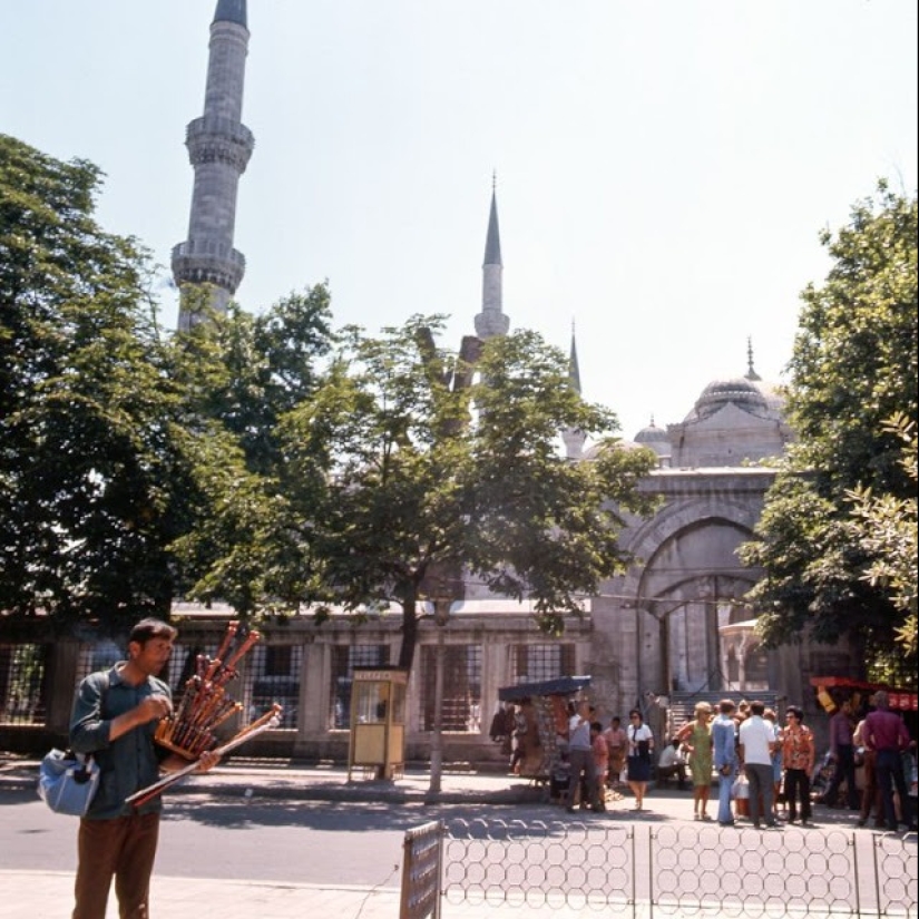 Istanbul-the City of Contrasts: 30 color images of street life in the 70s Istanbul-the City of Contrasts: 30 color images of street life in the 70s