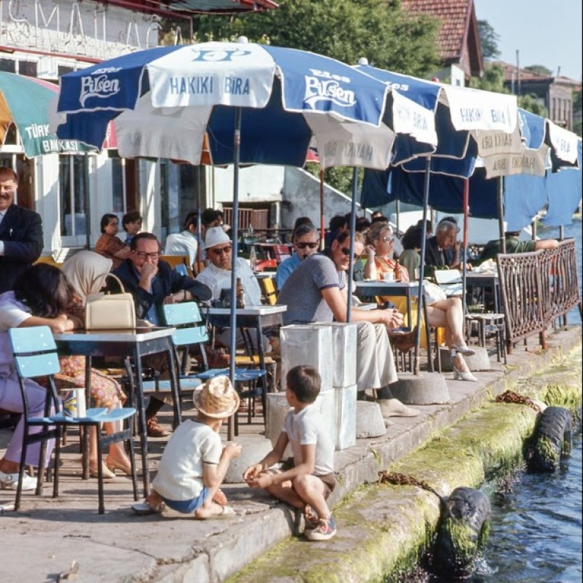 Istanbul-the City of Contrasts: 30 color images of street life in the 70s Istanbul-the City of Contrasts: 30 color images of street life in the 70s