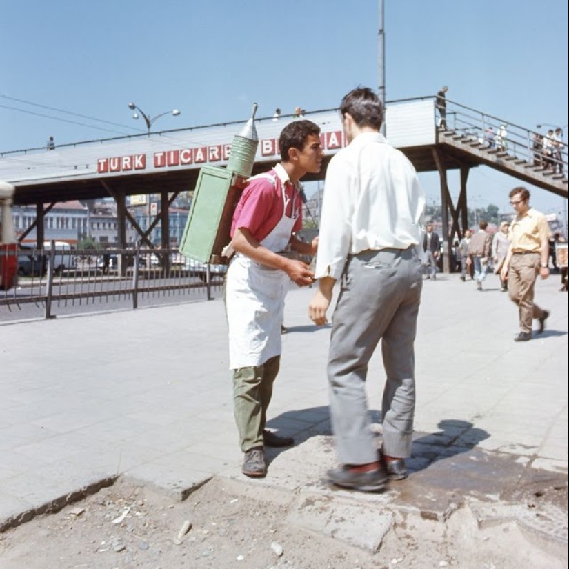 Istanbul-the City of Contrasts: 30 color images of street life in the 70s Istanbul-the City of Contrasts: 30 color images of street life in the 70s