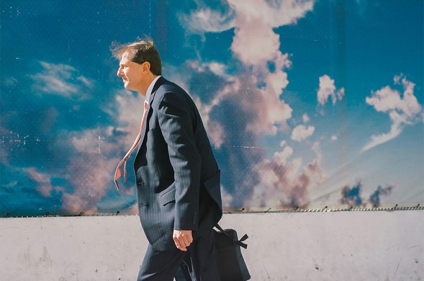 Jonathan Haibi-photographer who has the whole world posing for a picture