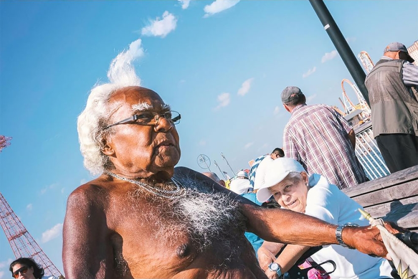 Jonathan Haibi-photographer who has the whole world posing for a picture