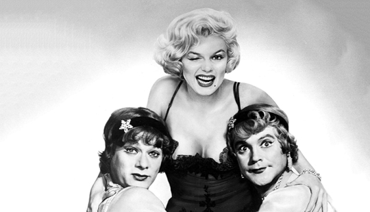 Juguetón, astuto y alegre: 20 celebridades vintage que guiñan un ojo a la cámara