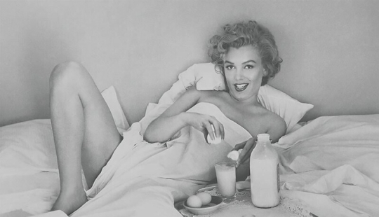 Juguetona Marilyn Monroe tiene desayuno en la cama Juguetona Marilyn Monroe tiene desayuno en la cama