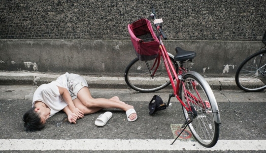 Just tired: why drunk Japanese lying on the streets don't bother anyone