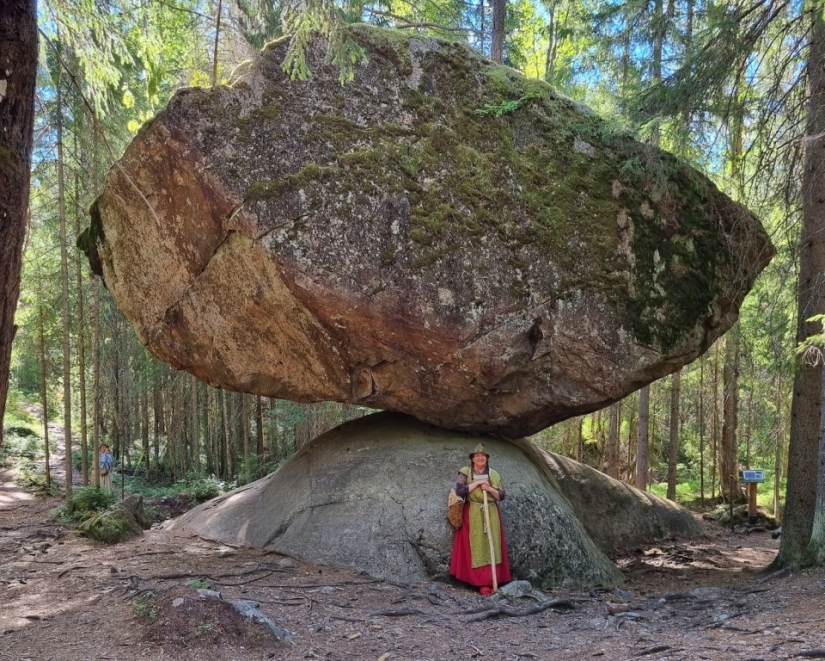 Kummakivi: Why this 500-ton boulder doesn&#39;t fall off a small cliff
