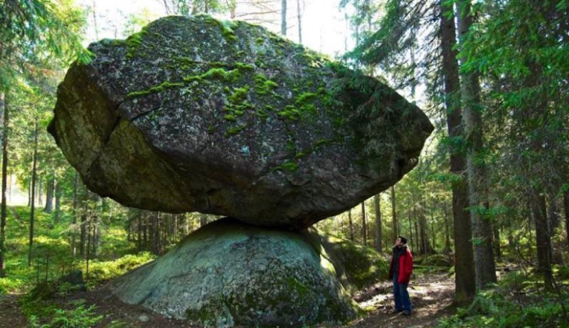 Kummakivi: Why this 500-ton boulder doesn&#39;t fall off a small cliff