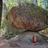 Kummakivi: Why this 500-ton boulder doesn't fall off a small cliff