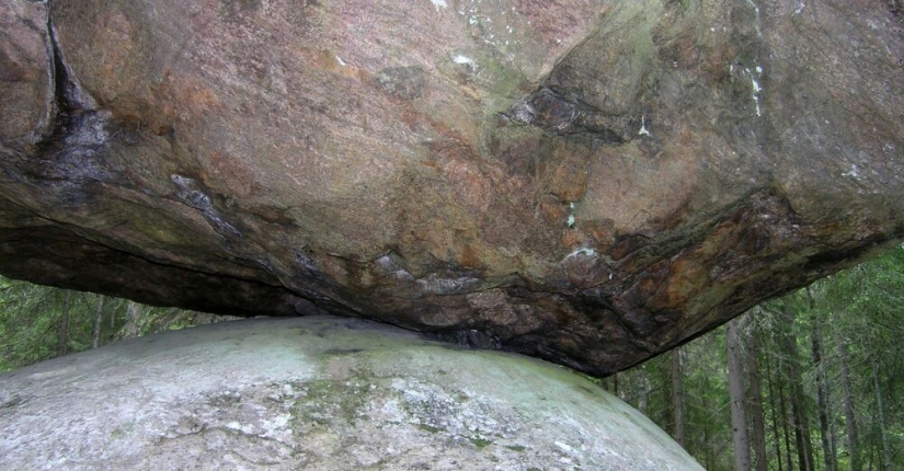 Kummakivi: Why this 500-ton boulder doesn&#39;t fall off a small cliff