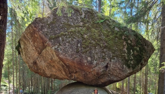 Kummakivi: Why this 500-ton boulder doesn&#39;t fall off a small cliff