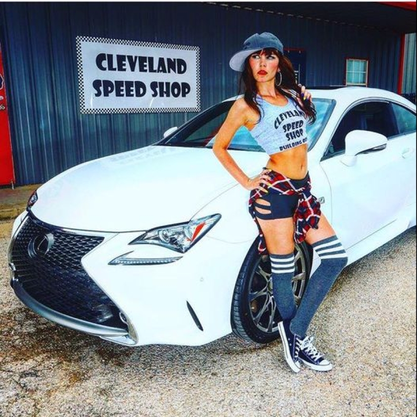 La alegre modelo pin-up Keara Darling