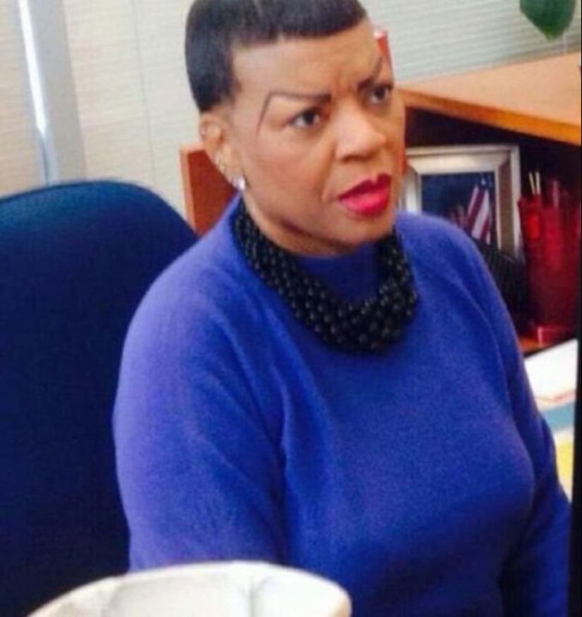 La belleza, que vana confianza de su estilista, y ahora con fuerza a arrepentir La belleza, que vana confianza de su estilista, y ahora con fuerza a arrepentir