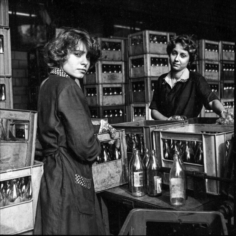 La colección es simple y sorprendentes fotografías de la época Soviética La colección es simple y sorprendentes fotografías de la época Soviética