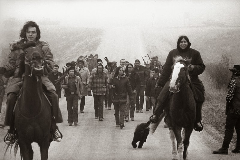 La confrontación en wounded knee: en 1973, a los Indios de los Estados unidos, la última vez fue en un "pie de guerra"