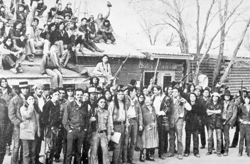 La confrontación en wounded knee: en 1973, a los Indios de los Estados unidos, la última vez fue en un "pie de guerra"