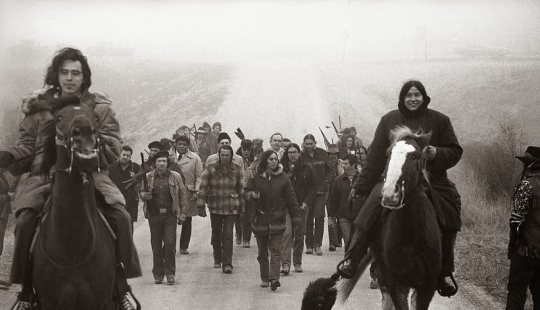 La confrontación en wounded knee: en 1973, a los Indios de los Estados unidos, la última vez fue en un "pie de guerra"