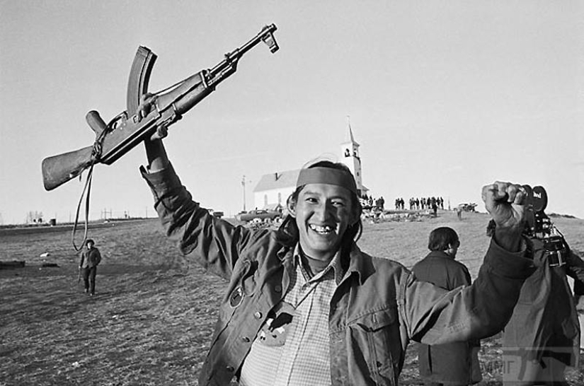 La confrontación en wounded knee: en 1973, a los Indios de los Estados unidos, la última vez fue en un "pie de guerra"