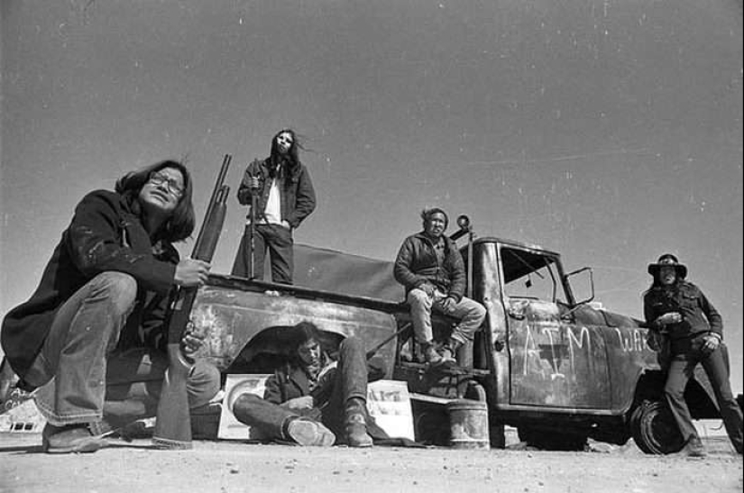 La confrontación en wounded knee: en 1973, a los Indios de los Estados unidos, la última vez fue en un "pie de guerra"