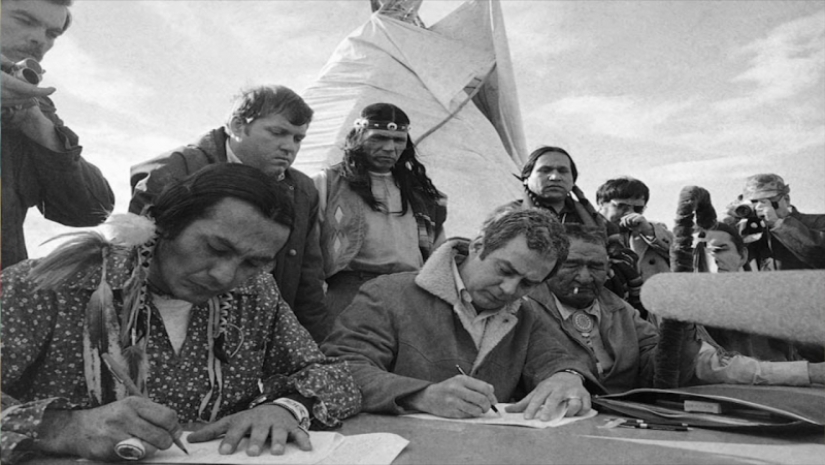 La confrontación en wounded knee: en 1973, a los Indios de los Estados unidos, la última vez fue en un "pie de guerra"