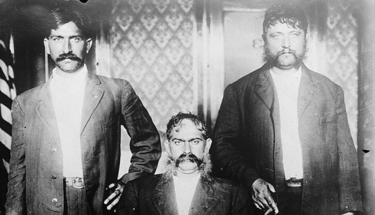 La corte gitana — en qué se diferencia de la secular