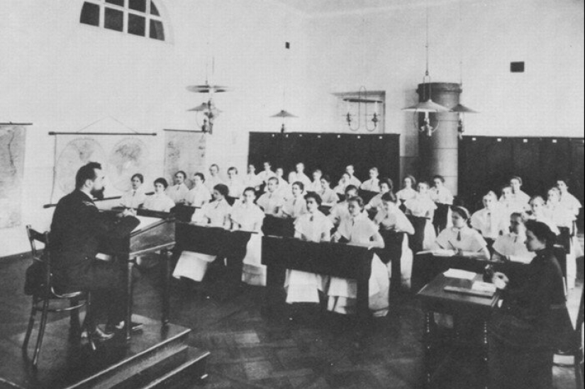 La educación de la mujer en la Rusia Zarista: ¿cómo se organizó el Instituto de doncellas nobles La educación de la mujer en la Rusia Zarista: ¿cómo se organizó el Instituto de doncellas nobles