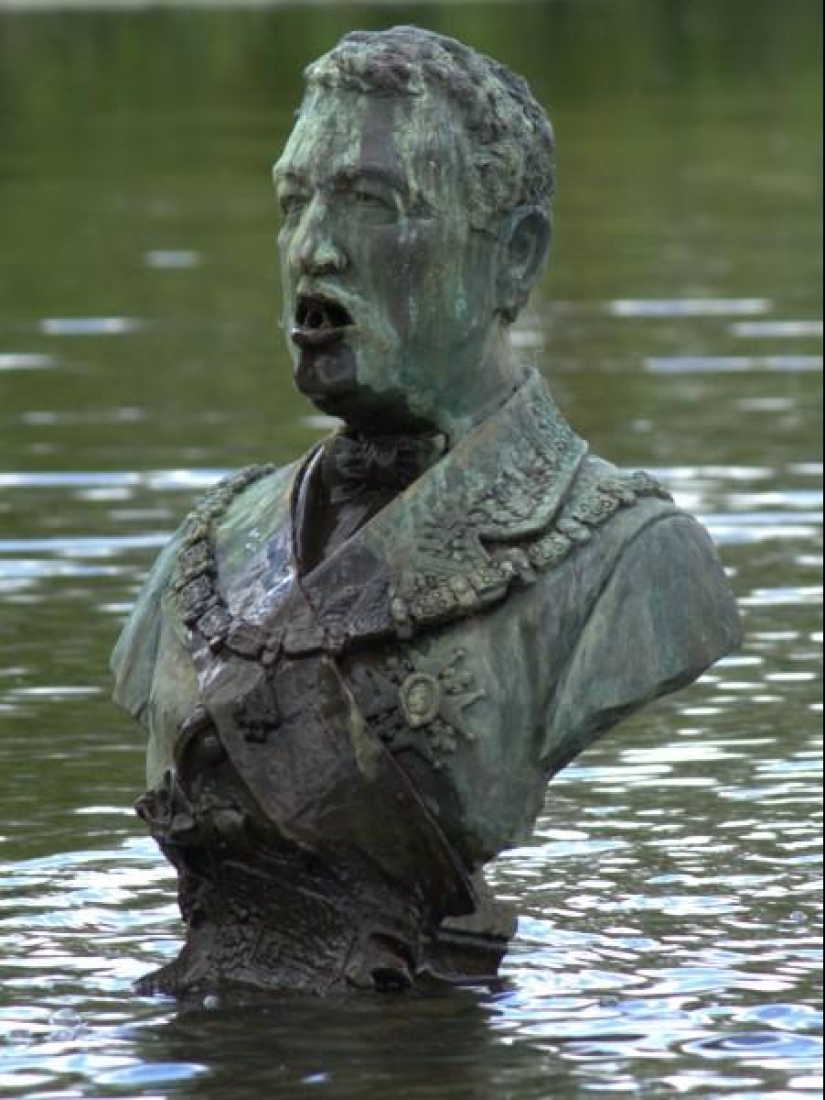 La fuente "Spitting Dictators" es un misterioso objeto de arte con un significado oculto La fuente "Spitting Dictators" es un misterioso objeto de arte con un significado oculto