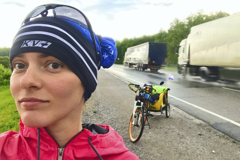 La historia de Anna Smolina, que recorrió medio país en bicicleta con su perro