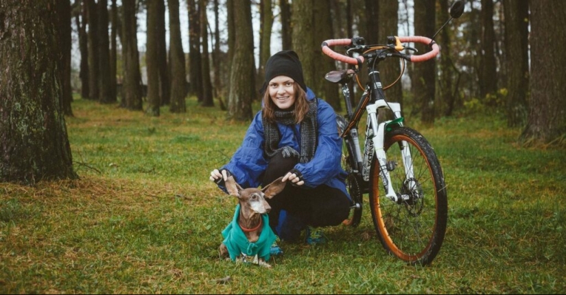 La historia de Anna Smolina, que recorrió medio país en bicicleta con su perro