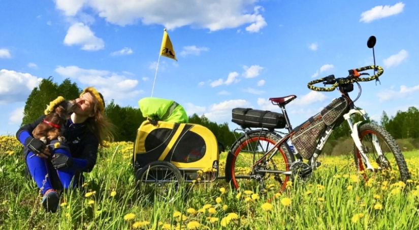 La historia de Anna Smolina, que recorrió medio país en bicicleta con su perro