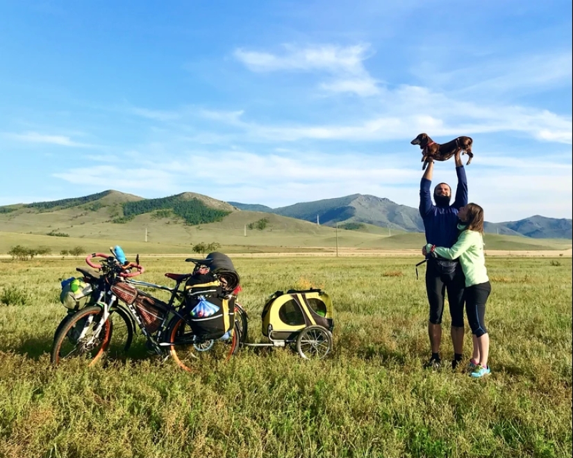 La historia de Anna Smolina, que recorrió medio país en bicicleta con su perro