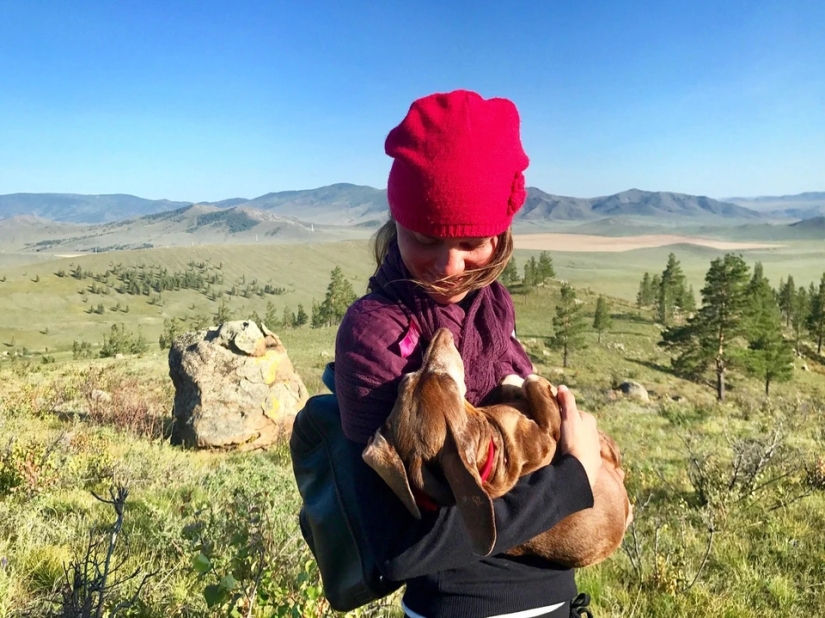 La historia de Anna Smolina, que recorrió medio país en bicicleta con su perro