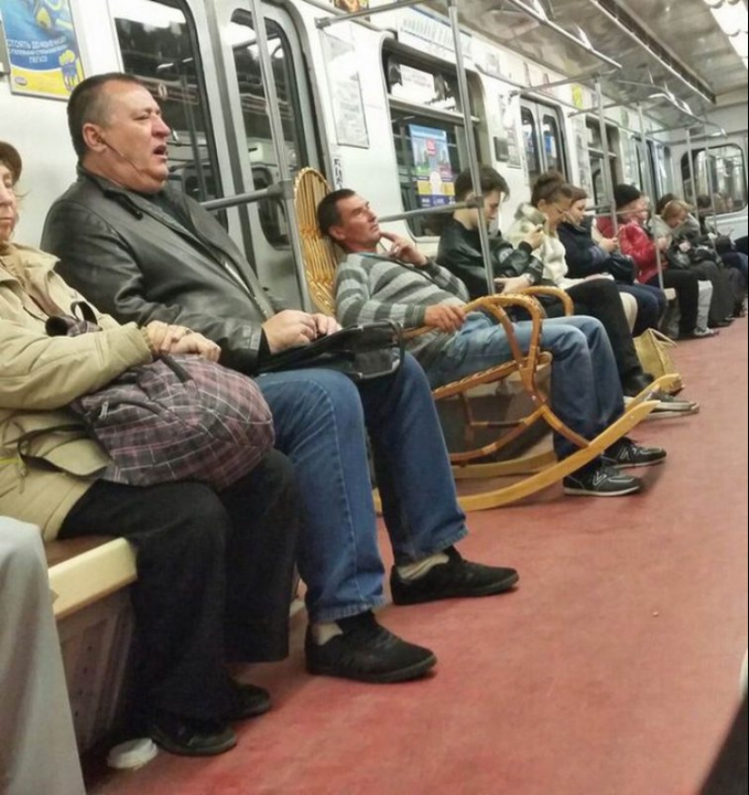 La moda de la gente: el más brillante de los pasajeros en el metro La moda de la gente: el más brillante de los pasajeros en el metro