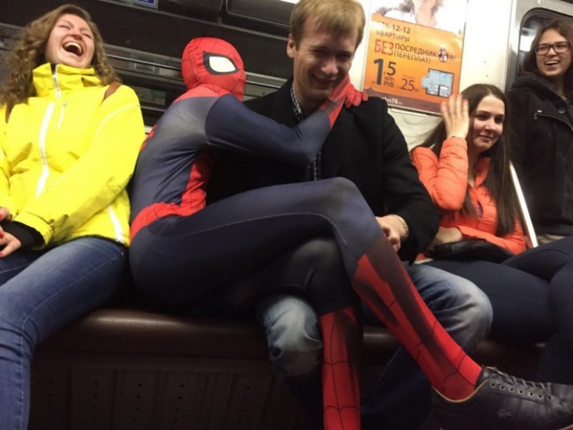 La moda de la gente: el más brillante de los pasajeros en el metro La moda de la gente: el más brillante de los pasajeros en el metro