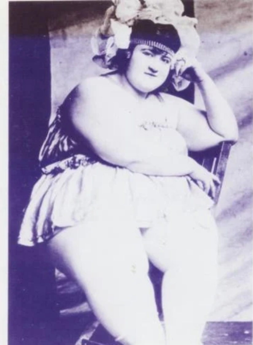 La mujer más grande y el hombre más pequeño: la historia de una fotografía La mujer más grande y el hombre más pequeño: la historia de una fotografía